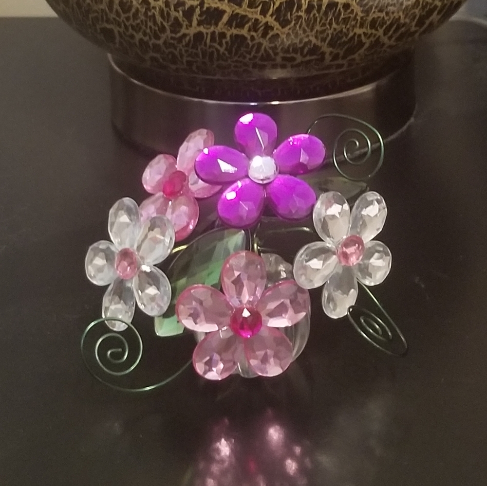 Adorable Metal, Bendable Standing Flower Accent